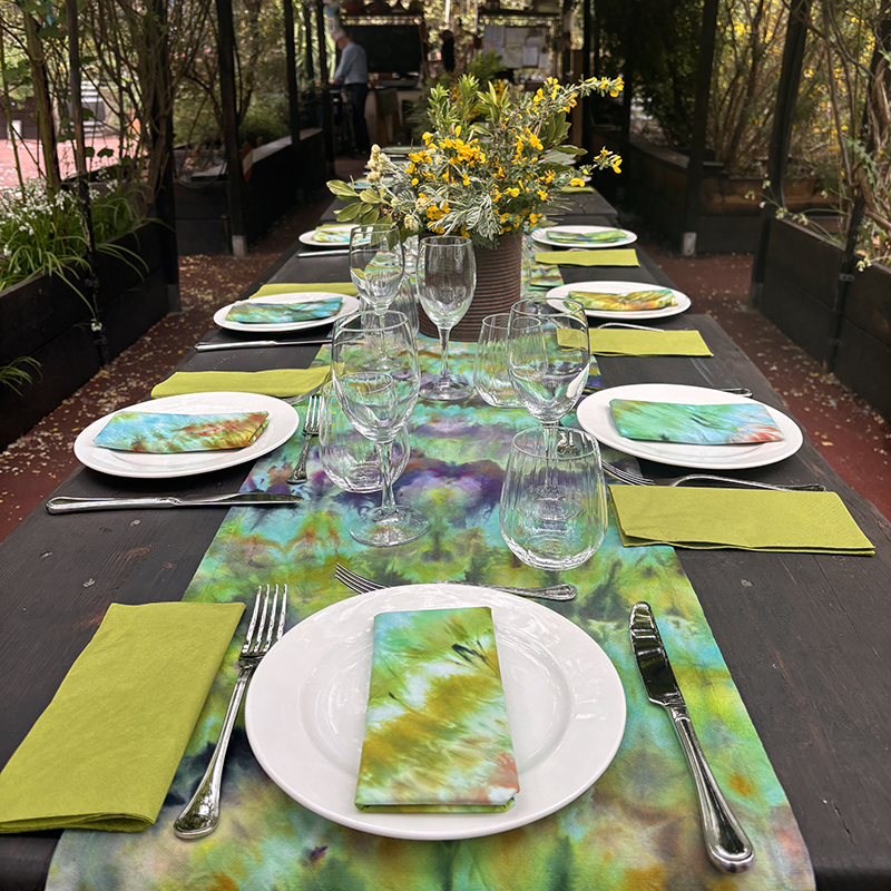 Dettaglio di una mise en place creativa per eventi all'aperto a Firenze presso Orti Dipinti, con decorazioni floreali e stile naturale.